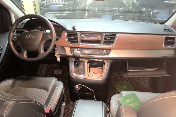 Used SAIC MAXUS G10 2016 2.0T Automatic Elite Edition Center Console