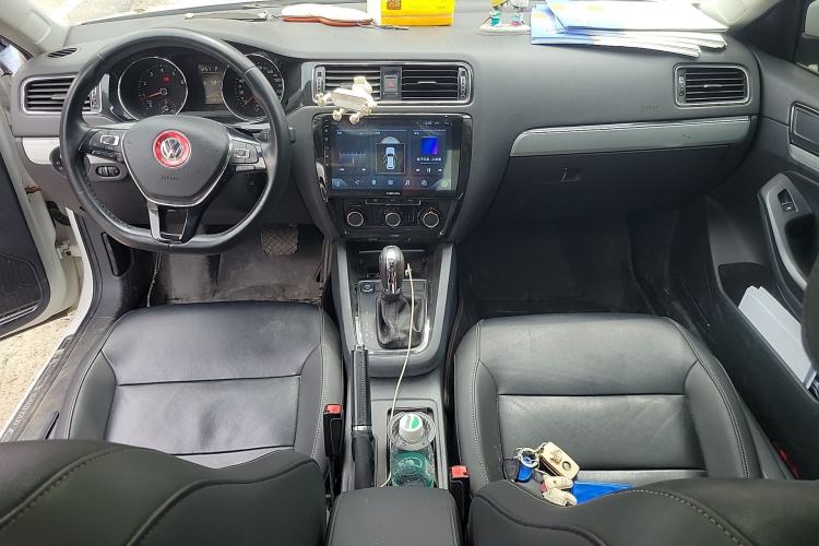 Used Volkswagen Sagitar 2017 230TSI Automatic Comfort Version Center Console