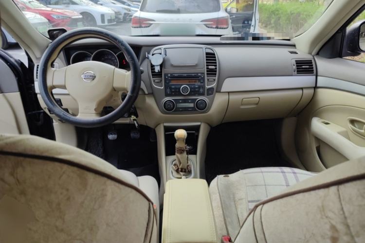 Used Nissan Sylphy 2012 Classic 1.6XE Manual Comfort Edition Center Console
