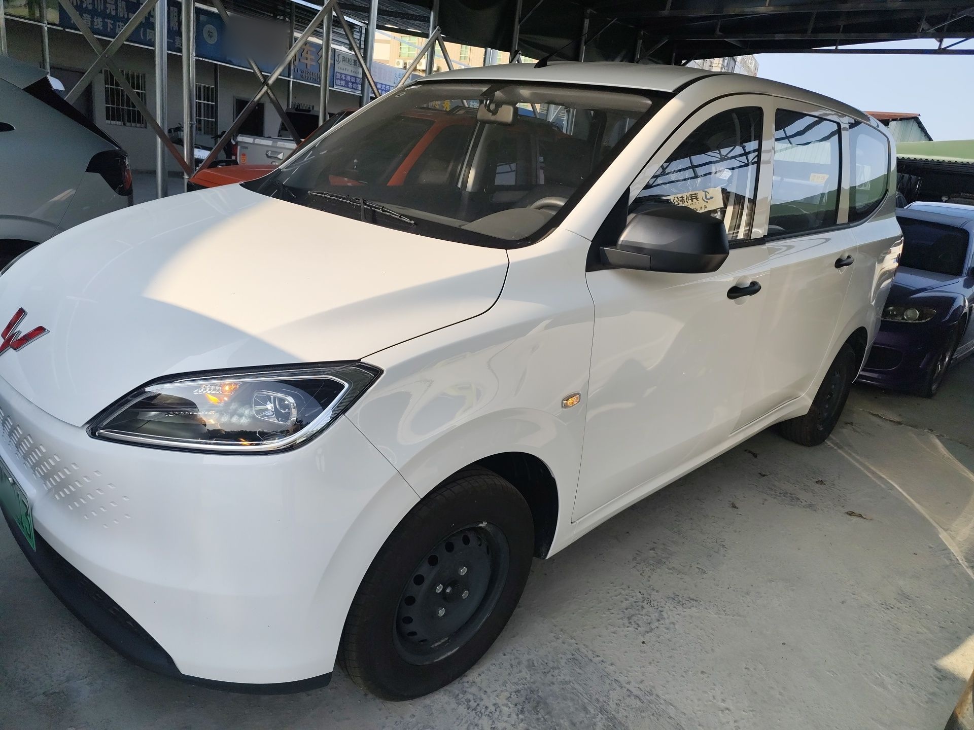 تحت مقدمة السيارة