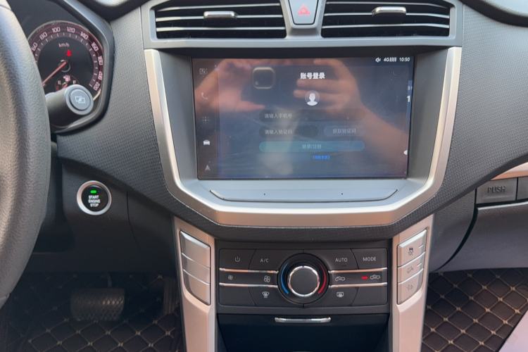 Used SAIC MAXUS T70 2021 2.0T Diesel Automatic Two-Wheel Drive Elite Version with Long Bed and High Ground Clearance
