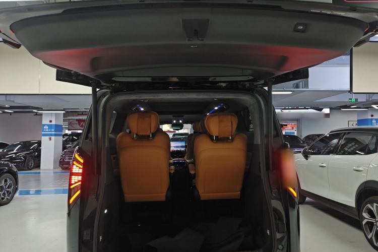 Used Geely Galaxy LEVC L380 2024 140-Degree 6-Seater All-Wheel-Drive Ultra Trunk