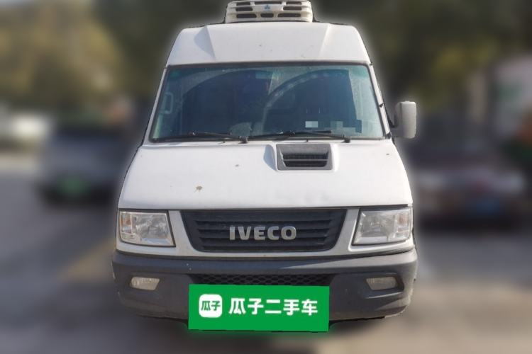 Used Iveco Daily 2023 2.5T V40 Van Long Wheelbase Mid-Roof Design Dual Tires Side-Swing Doors 2-3 Seater