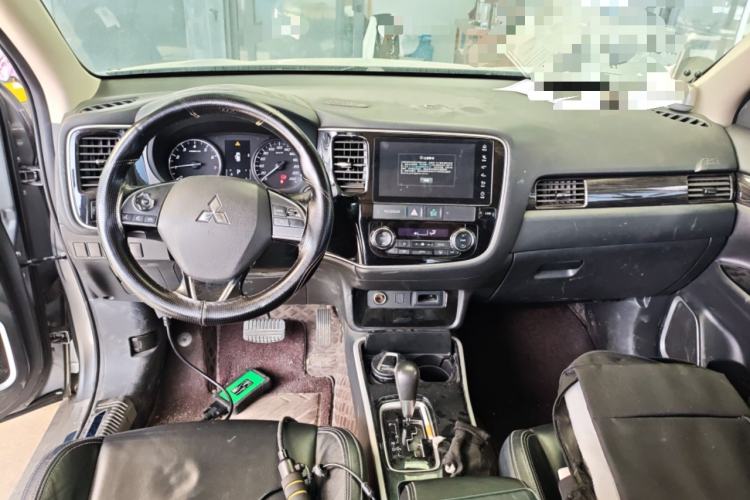 Used Mitsubishi Outlander 2020 2.0L Two-Wheel Drive Comfort Edition 7-Seater Center Console