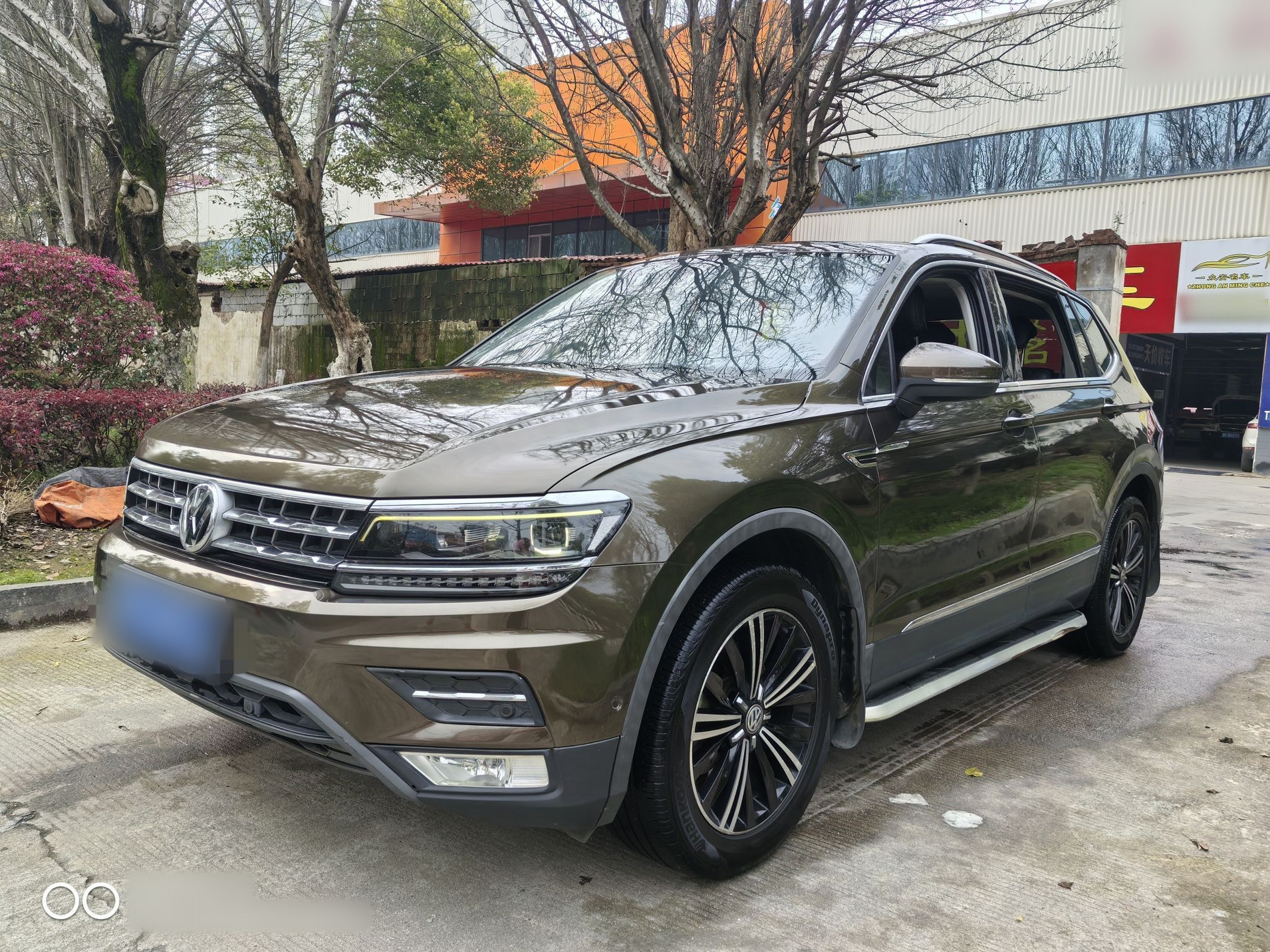 Под передней частью автомобиля