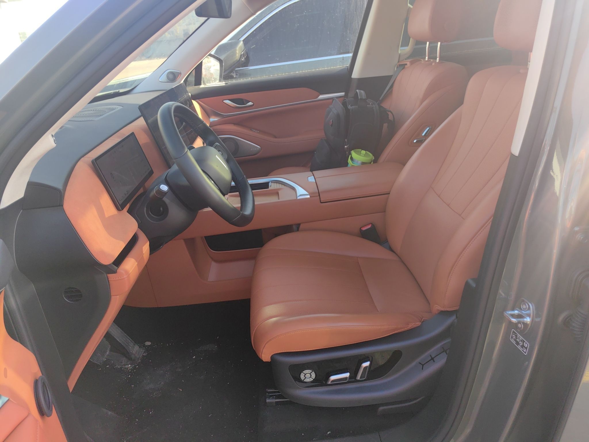 المقاعد الأمامية داخل السيارة