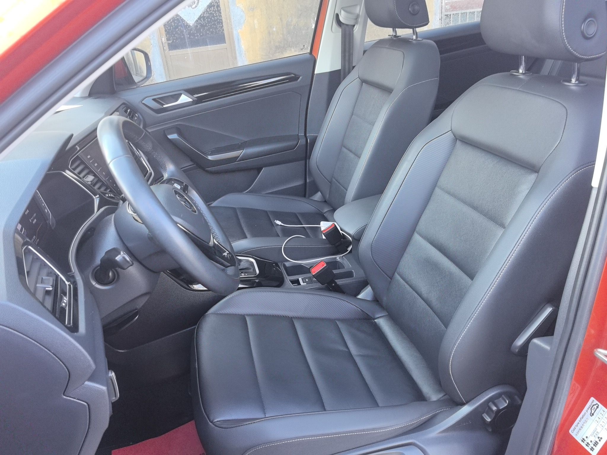 المقاعد الأمامية داخل السيارة