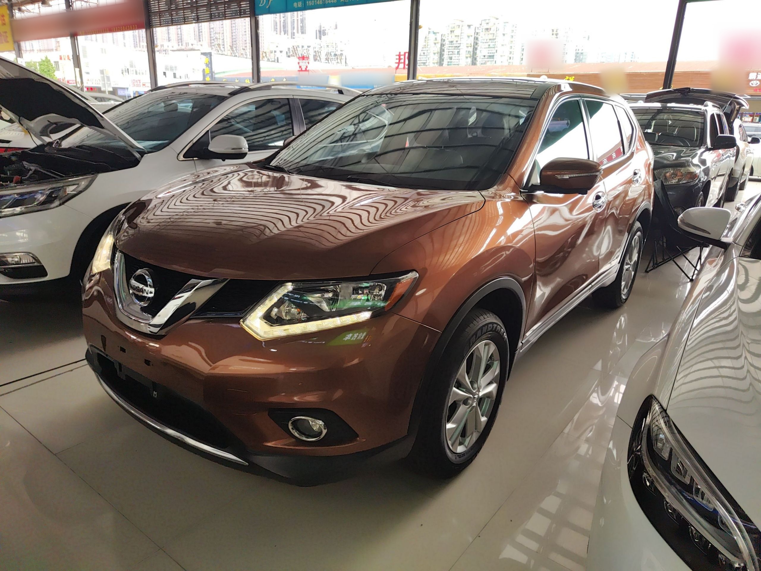 Под передней частью автомобиля