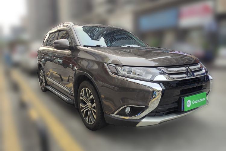Used Mitsubishi Outlander 2018 2.0L Two-Wheel Drive Glory Edition 5 Seats Front Right 45 Deg