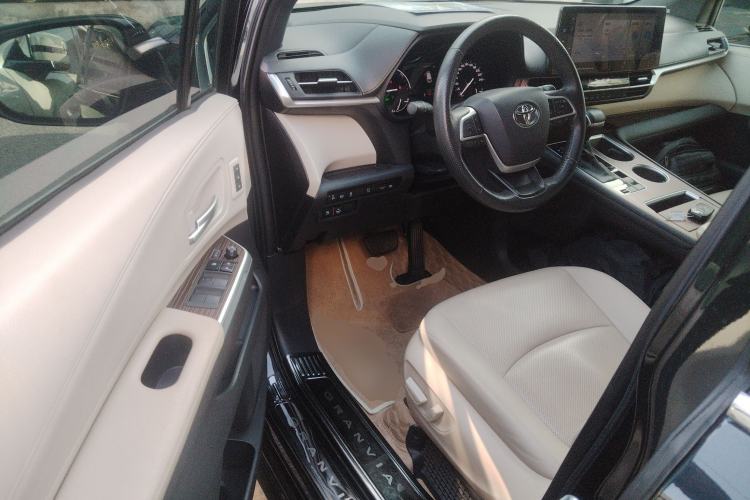 Used Toyota Granvia 2022 2.5L Hybrid Premium Edition
