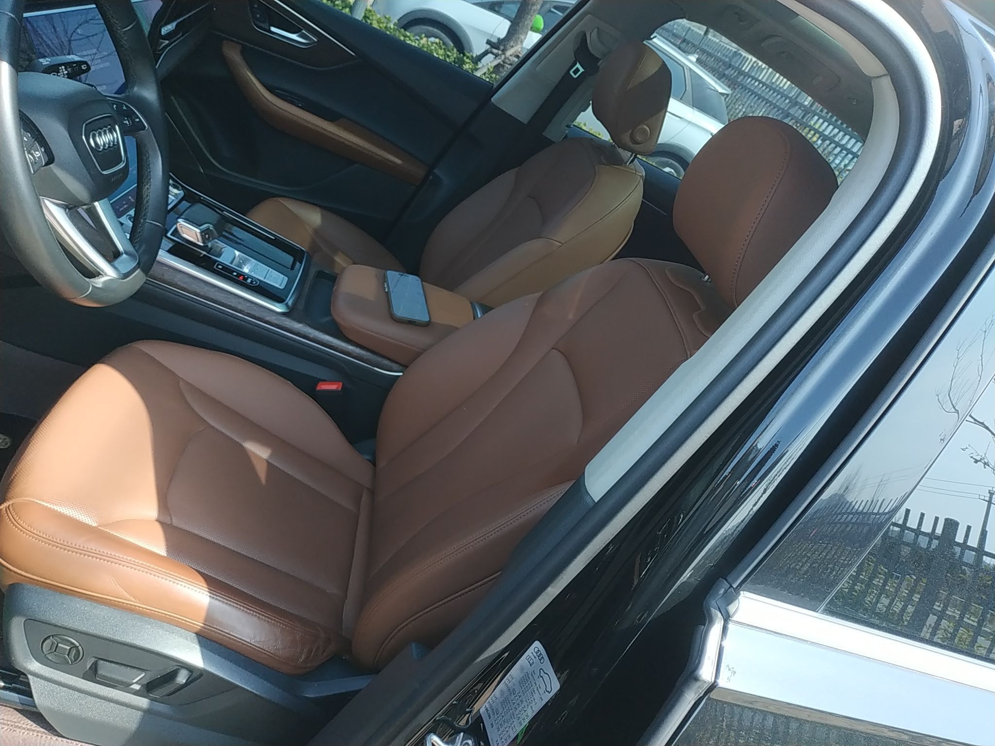 المقاعد الأمامية داخل السيارة