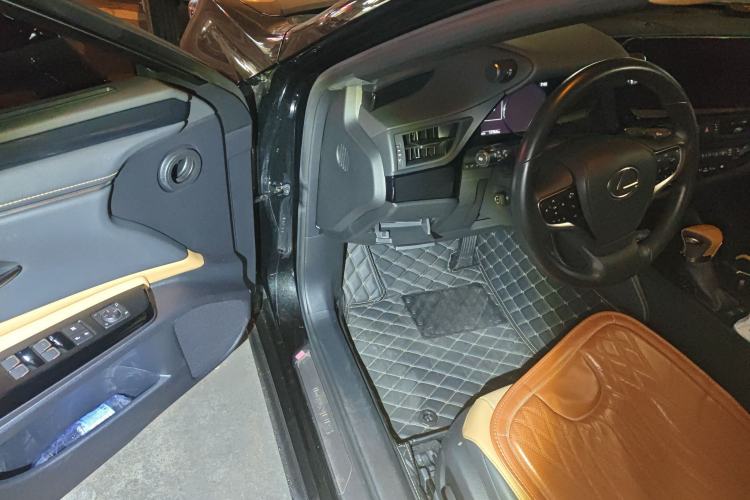 Used Lexus ES 2023 200 Excellence Edition
