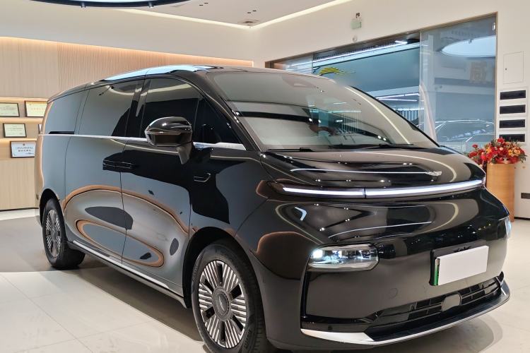 Used Geely Galaxy LEVC L380 2024 140-Degree 6-Seater All-Wheel-Drive Ultra