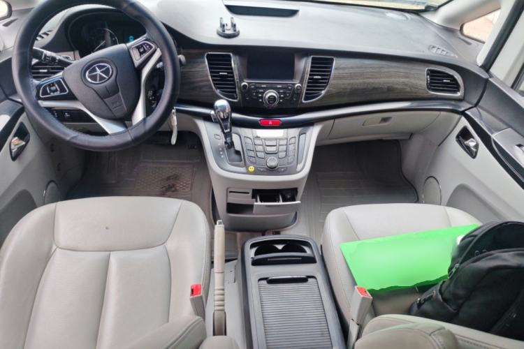 Used JAC Group Refine M5 2013 2.0T Gasoline Automatic Business Edition Center Console