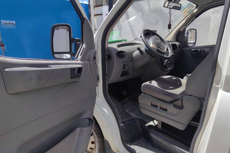 Used SAIC MAXUS Xintu V80 2014 2.5T Aotuntong Short Wheelbase Mid-Roof Model
