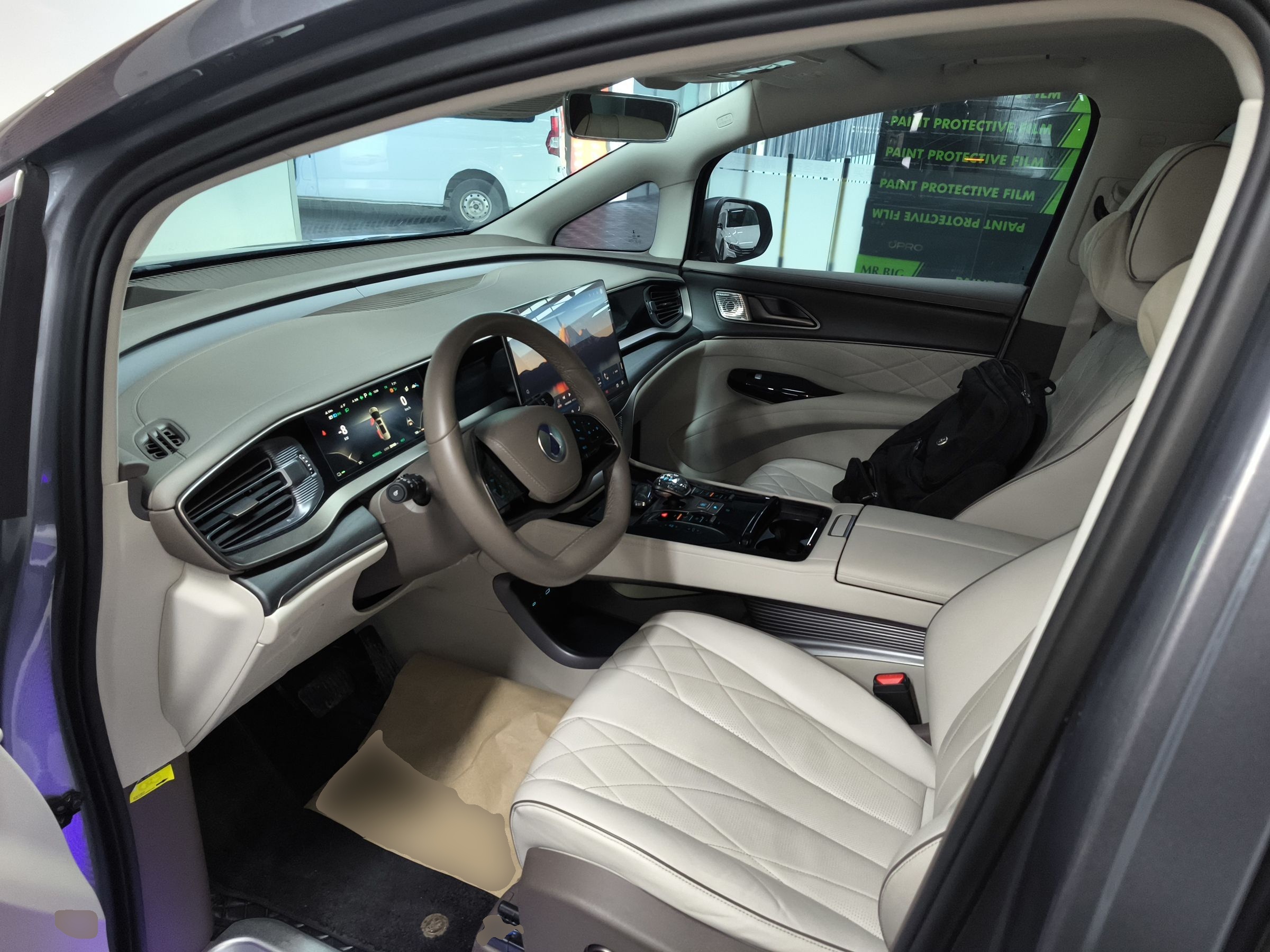 المقاعد الأمامية داخل السيارة