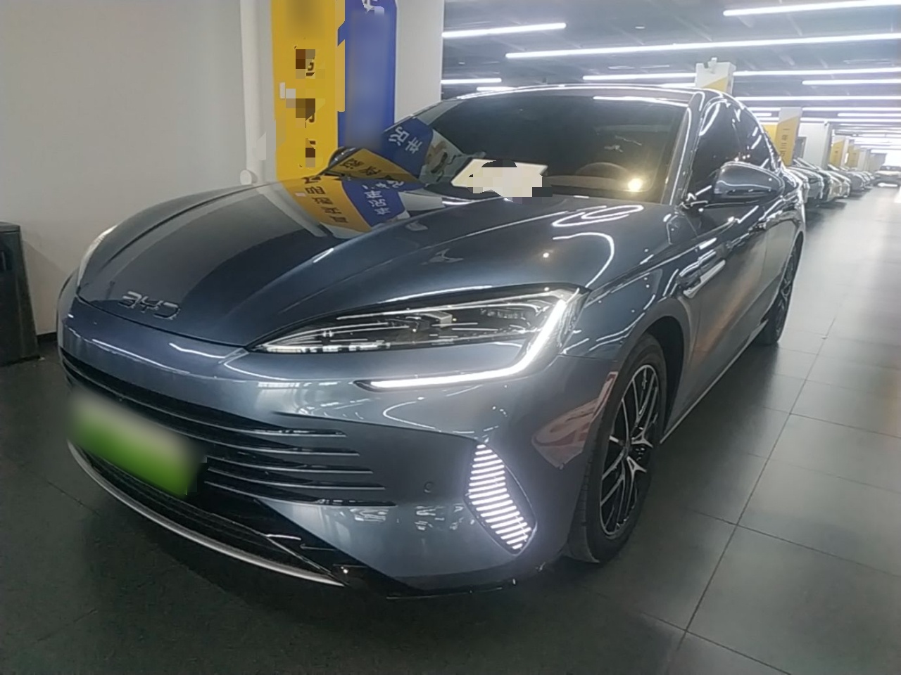 Unter der Vorderseite des Autos