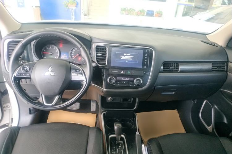 Used Mitsubishi Outlander 2018 2.0L Two-Wheel-Drive Jiale Edition 7-Seater
