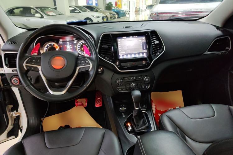 Used Jeep Cherokee 2019 2.0T Two-Wheel Drive Smart Enjoyment Version China V
