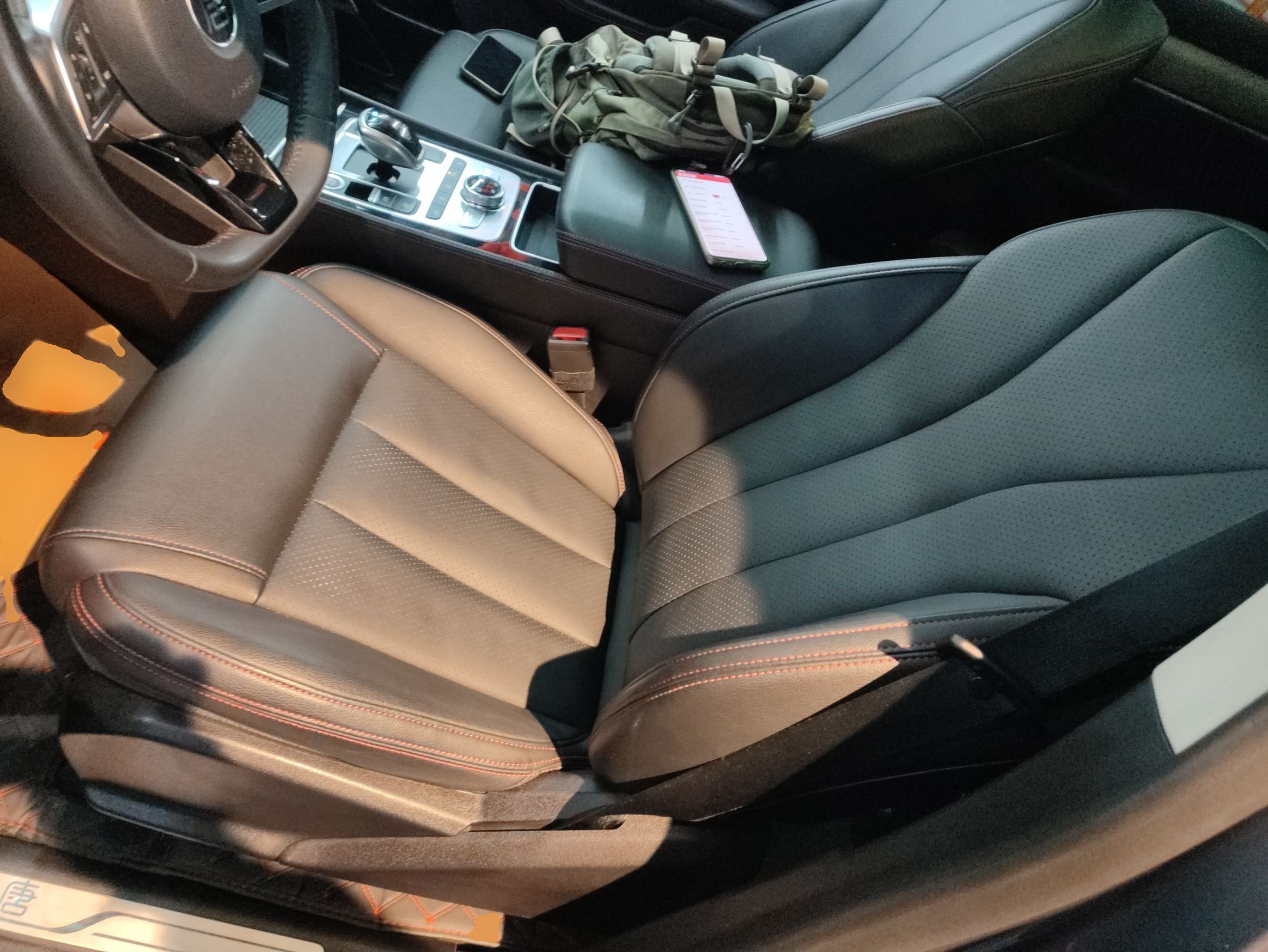 المقاعد الأمامية داخل السيارة