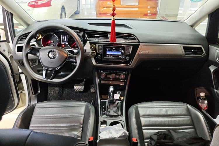 Used Volkswagen Touran 2016 Volkswagen Touran L 280TSI DSG Comfort Edition Center Console