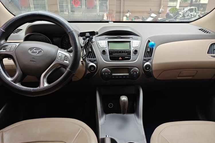 Used Hyundai ix35 2010 2.0L Automatic Two-Wheel Drive Elite Edition GLS Center Console