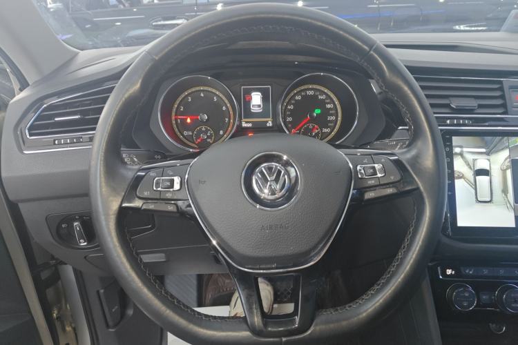 Used Volkswagen Tiguan L 2019 380TSI Automatic All-Wheel Drive Luxury Edition with 7 Seats China VI Standard Steering Wheel