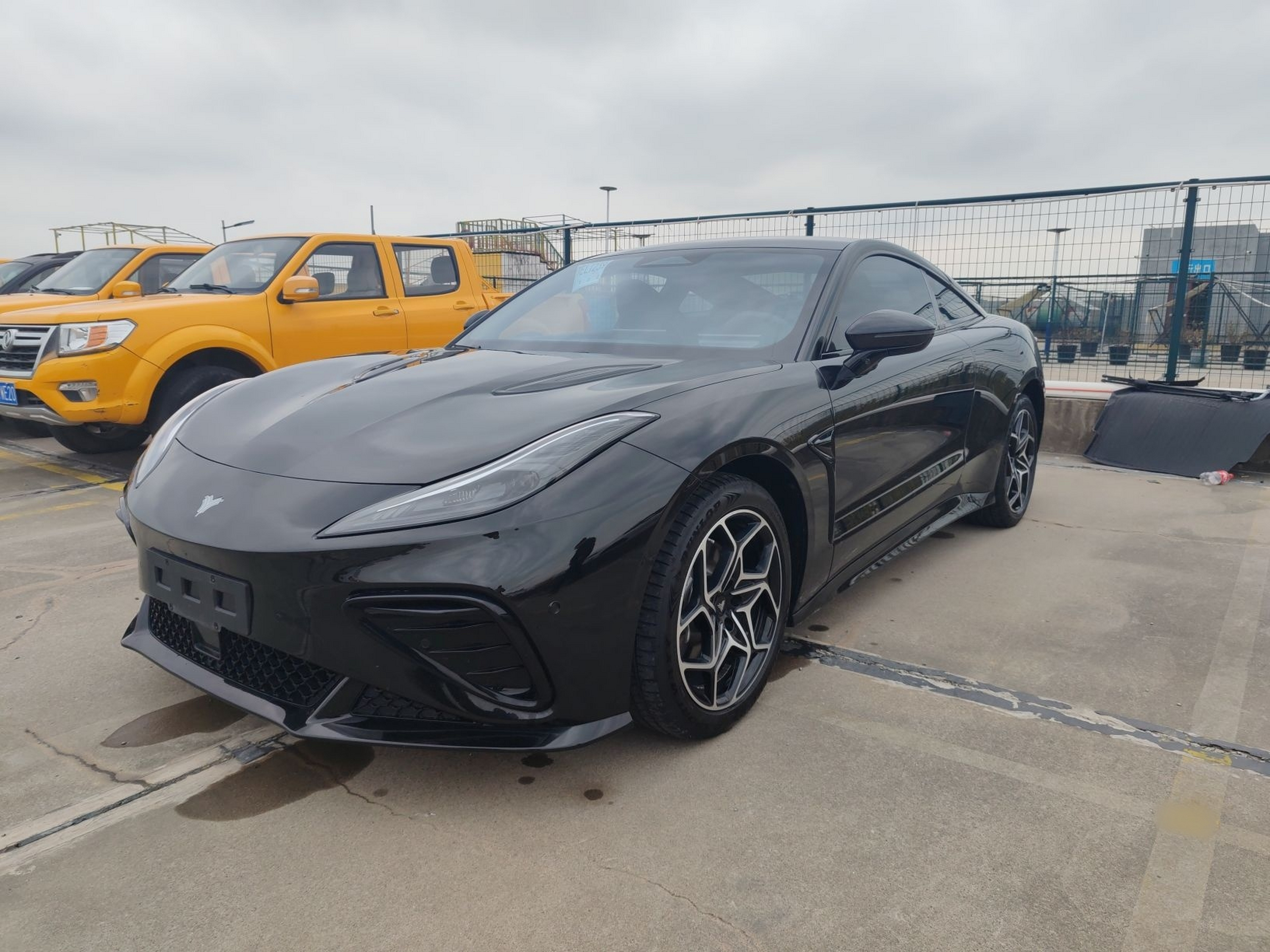 تحت مقدمة السيارة