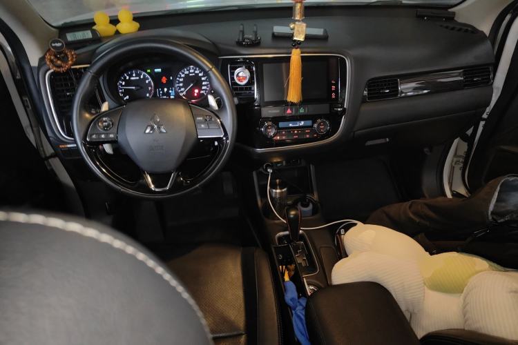 Used Mitsubishi Outlander 2016 2.4L 4x4 Luxury Edition 7-Seater
