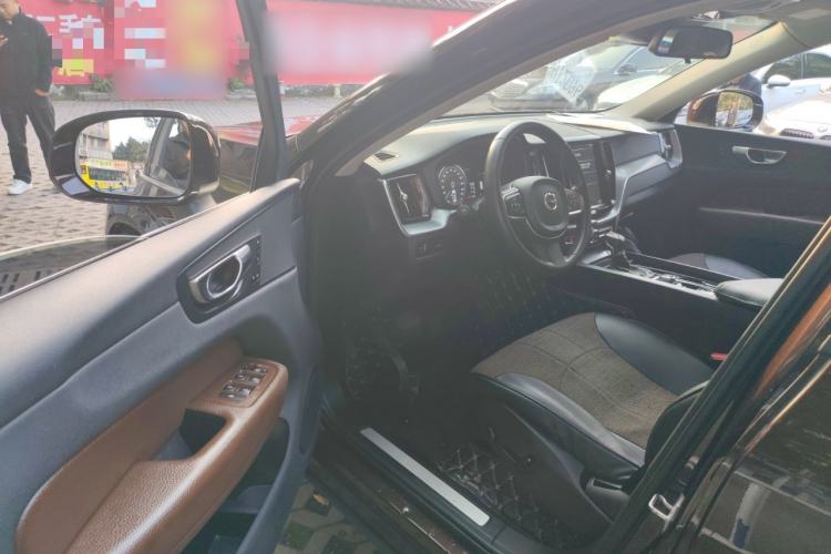 Used Volvo XC60 2021 T5 4x4 Smart Luxury Edition Interior 3