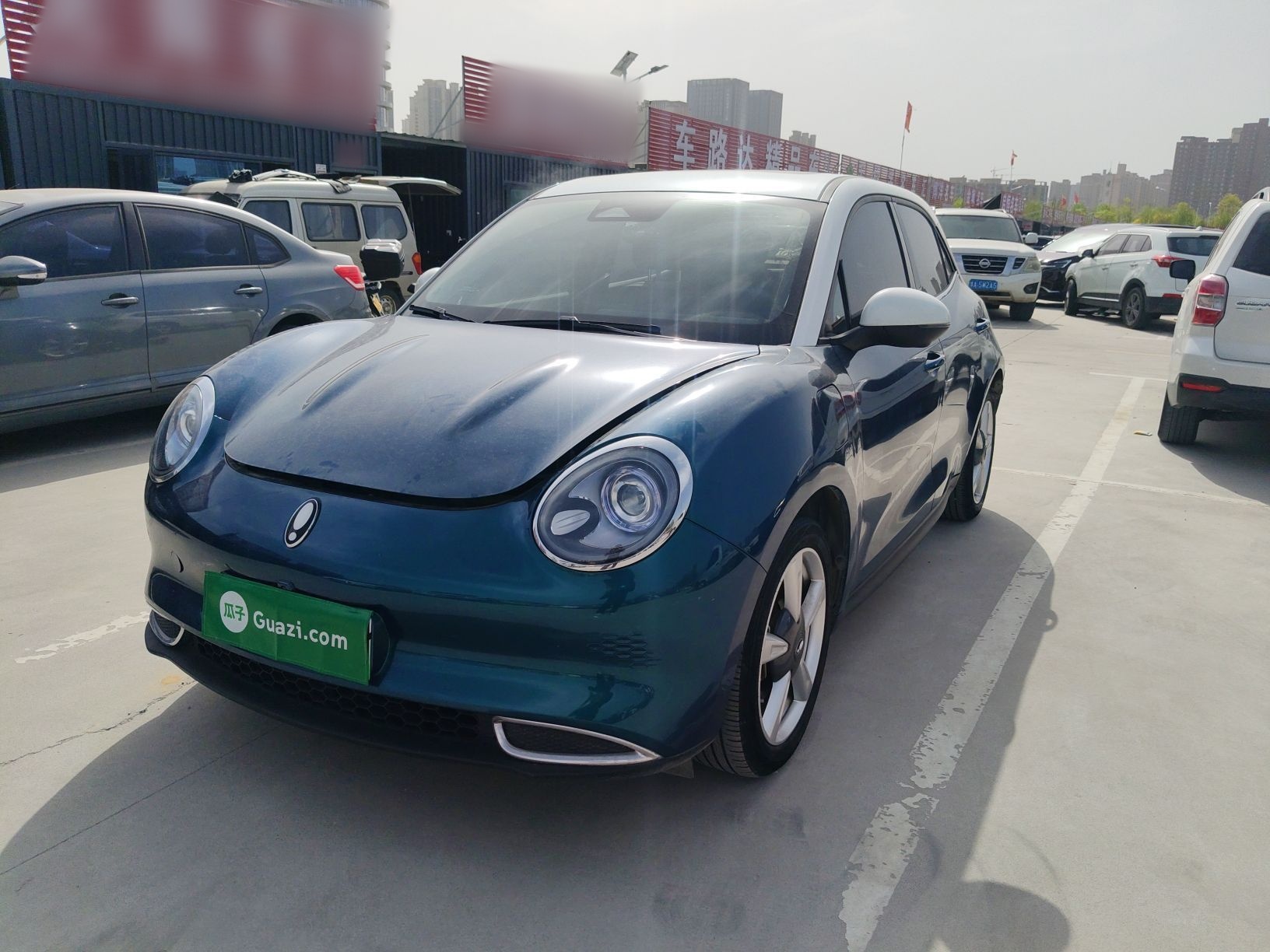 تحت مقدمة السيارة