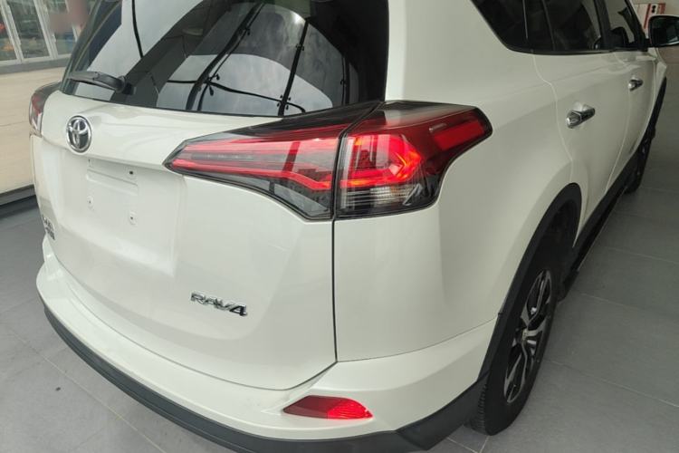 Used Toyota RAV4 2019 2.0L CVT Two-Wheel Drive Luxury Version China VI Standard
