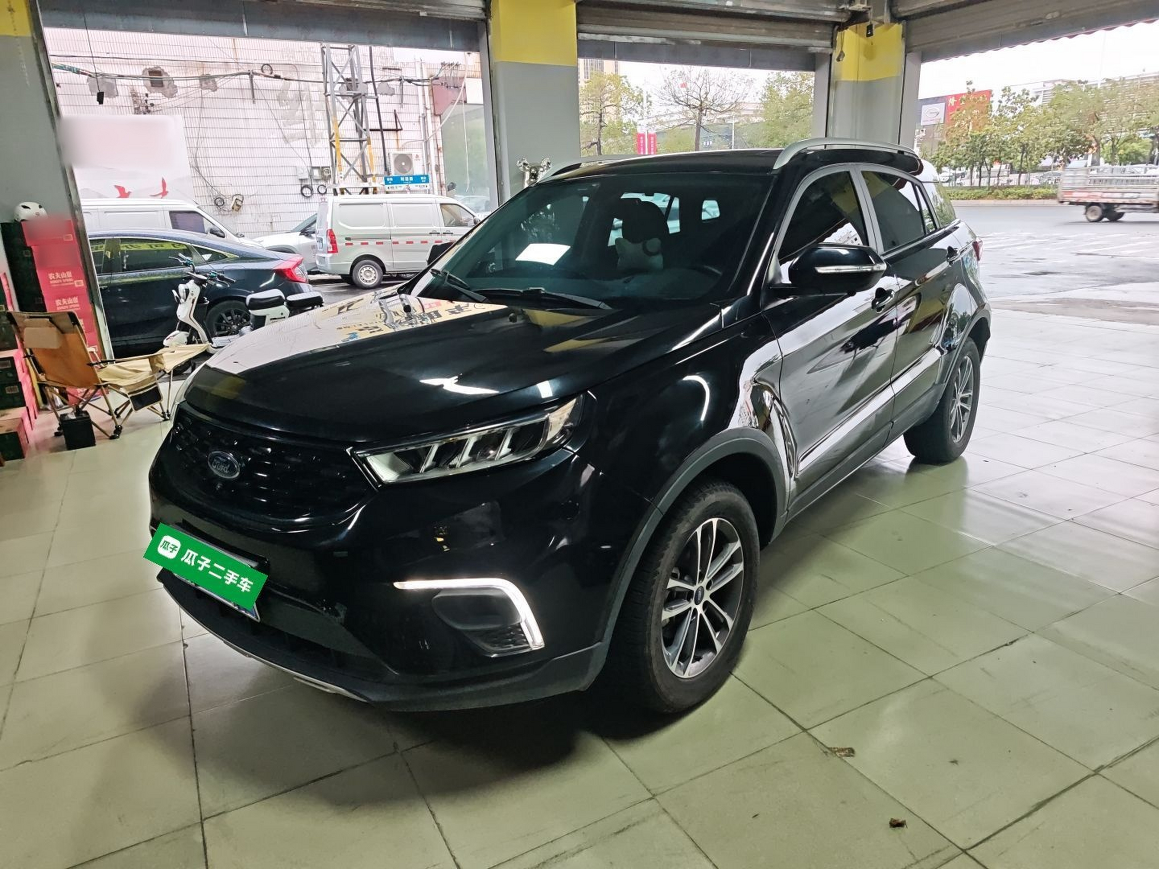 Под передней частью автомобиля