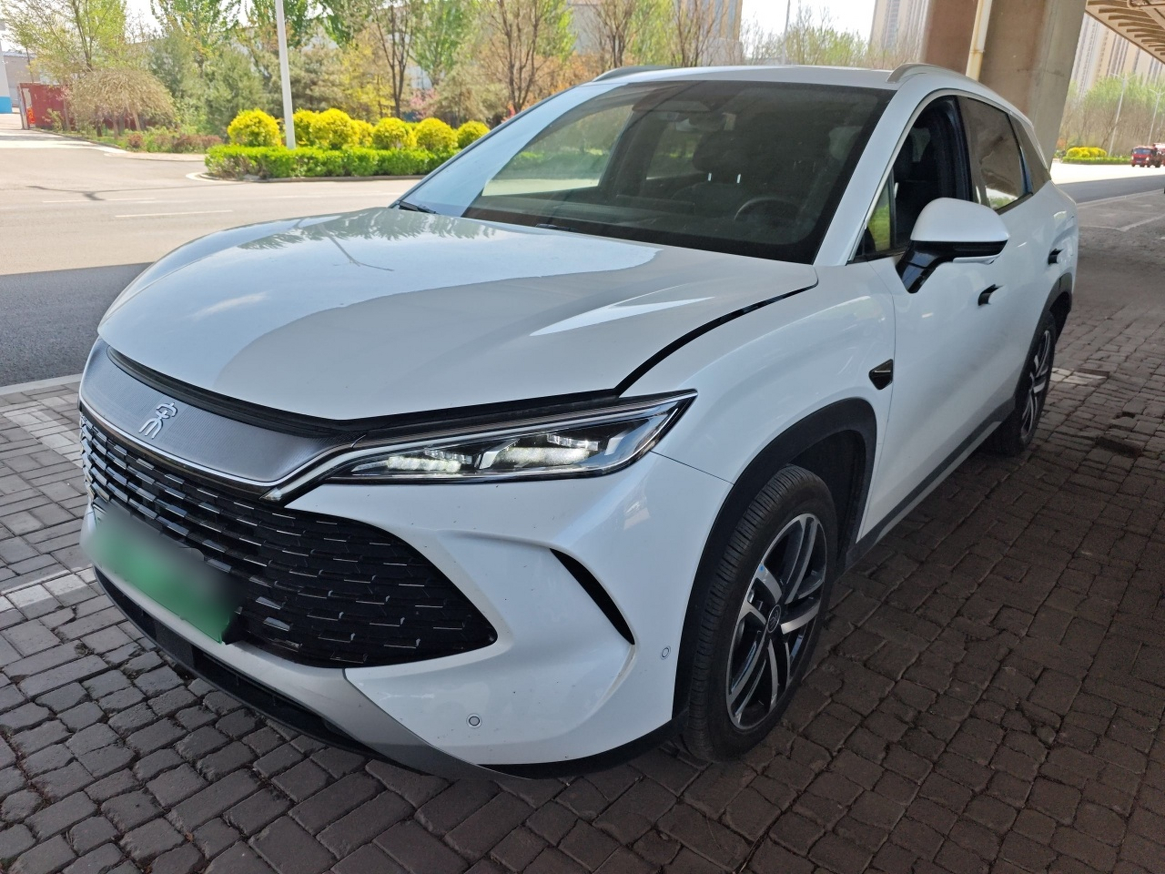 Под передней частью автомобиля