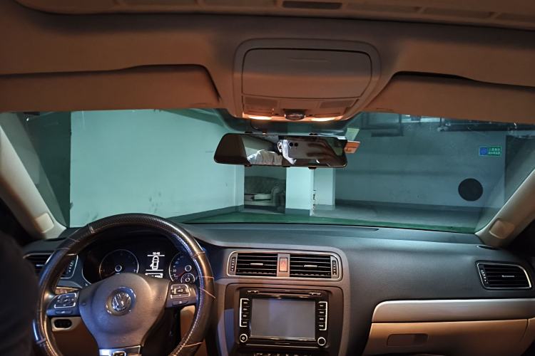 Used Volkswagen Sagitar 2012 1.4TSI Manual Luxury Model Center Console