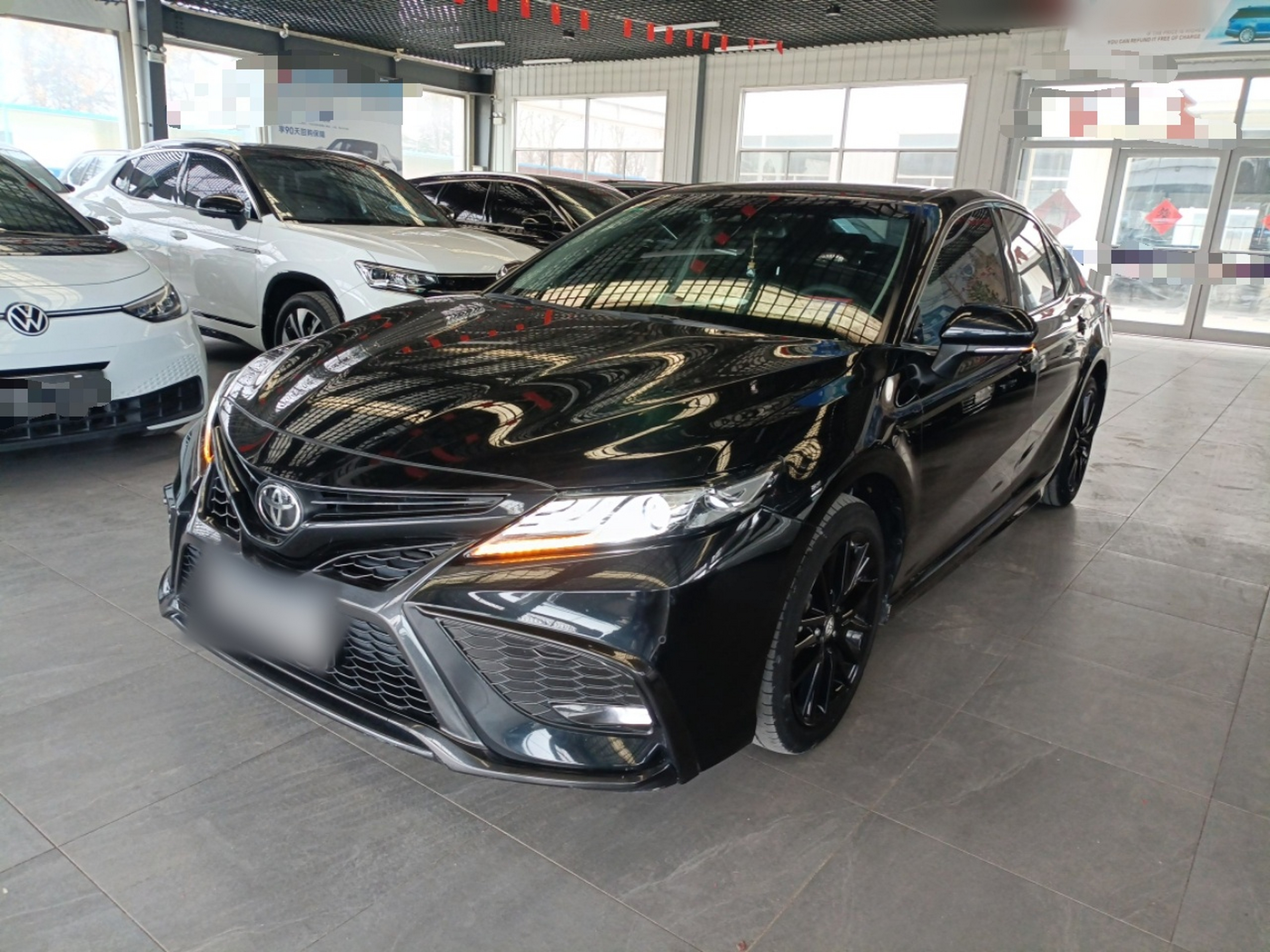 Под передней частью автомобиля