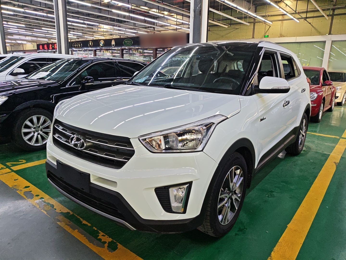 تحت مقدمة السيارة