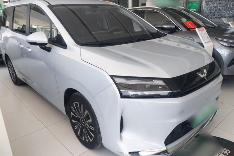 Used Wuling Starlight 730 2025 Model Pure Electric 500km Luxury Edition Front Right 45 Deg