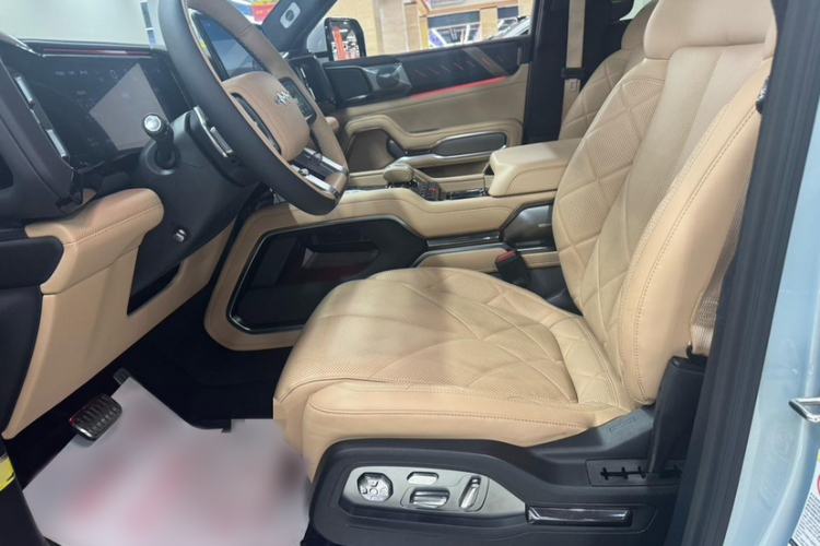 Used Formula Leopard 8 2025 Smart & Brave Flagship Edition 7 Seats