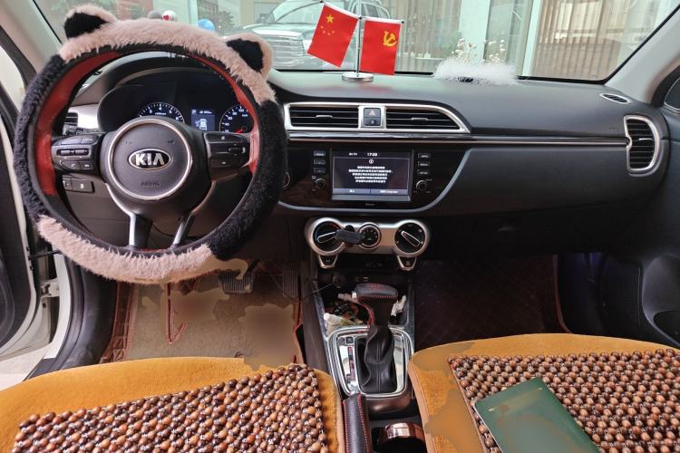 Used Kia KX Cross 2017 1.4L AT GLS Center Console