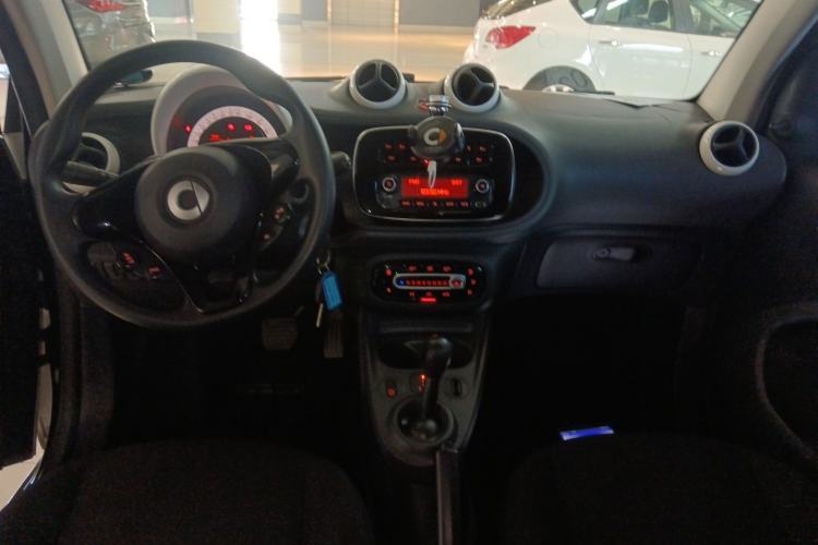 Used smart fortwo 2015 1.0L 52 kW hardtop Dynamic version
