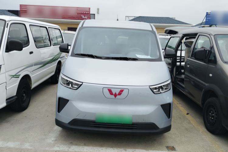 Used Wuling Yangguang 2024 300KM Comfort Version Passenger Van 75kW Front