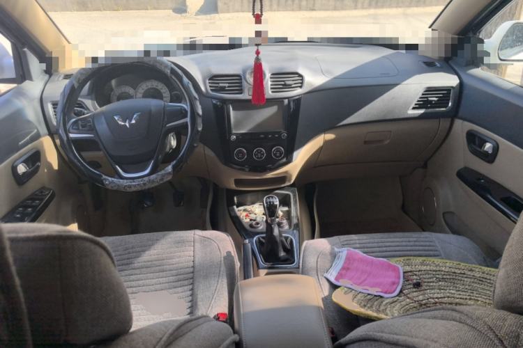 Used Wuling Hongguang 2014 1.5L S Luxury Model Center Console