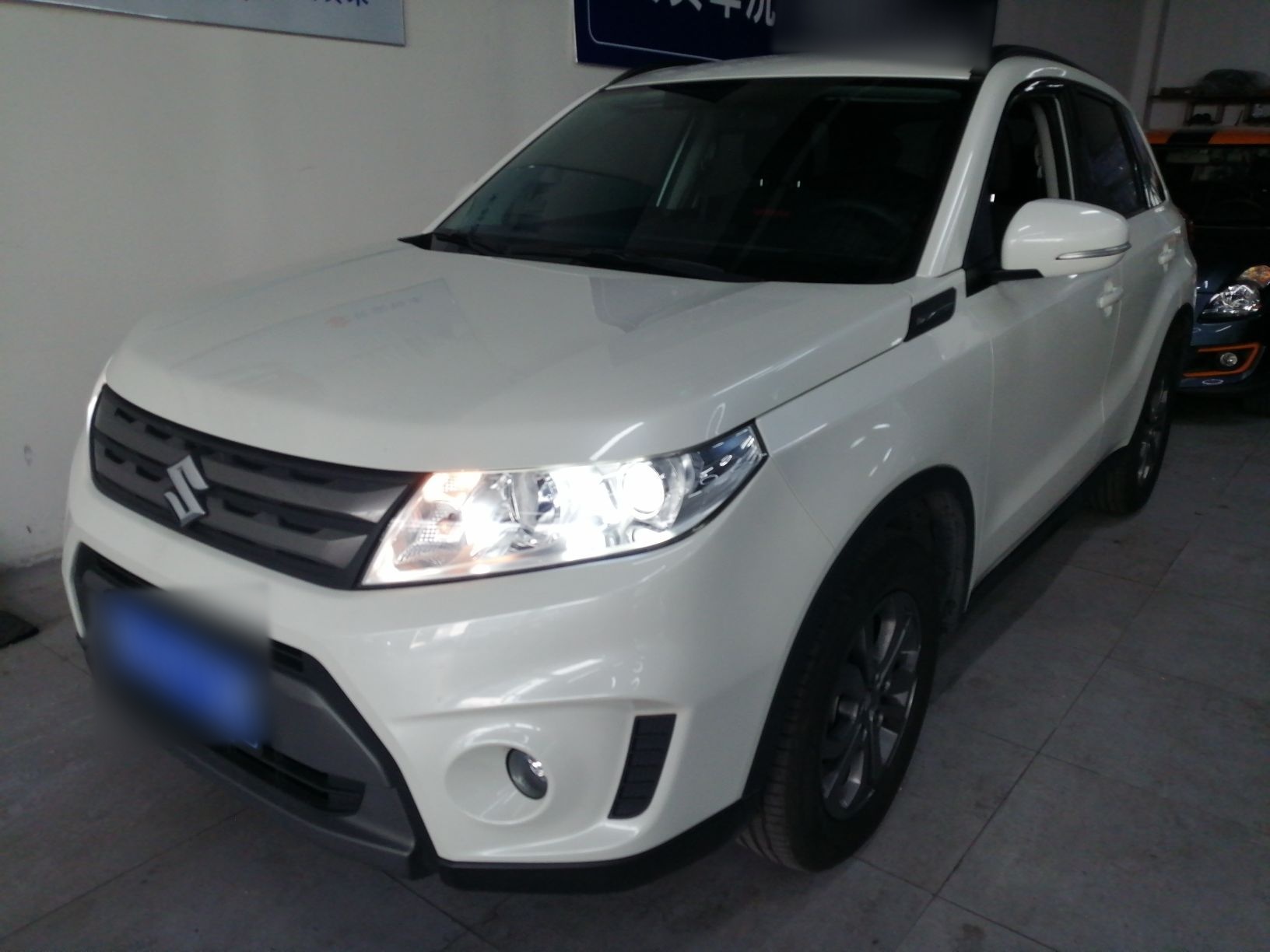 تحت مقدمة السيارة