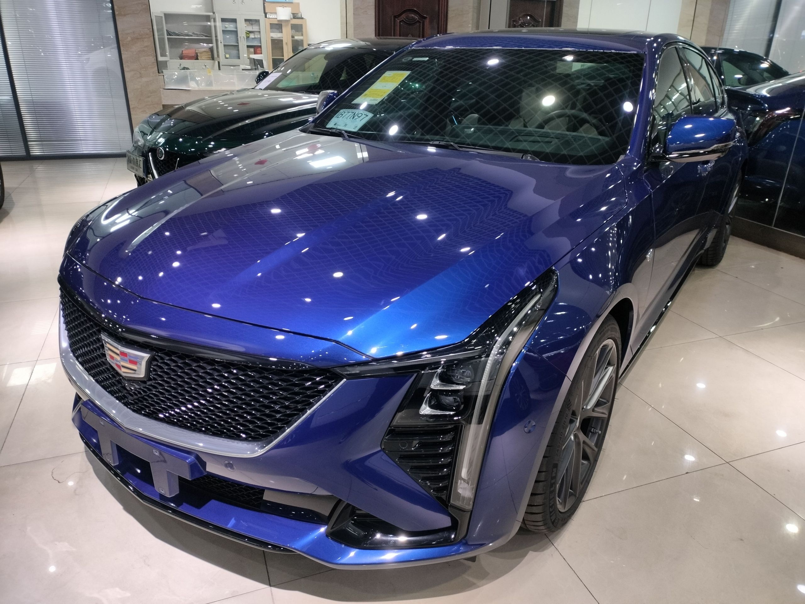 تحت مقدمة السيارة