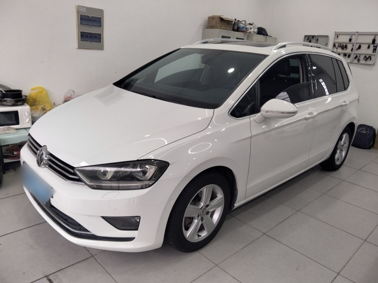 تحت مقدمة السيارة