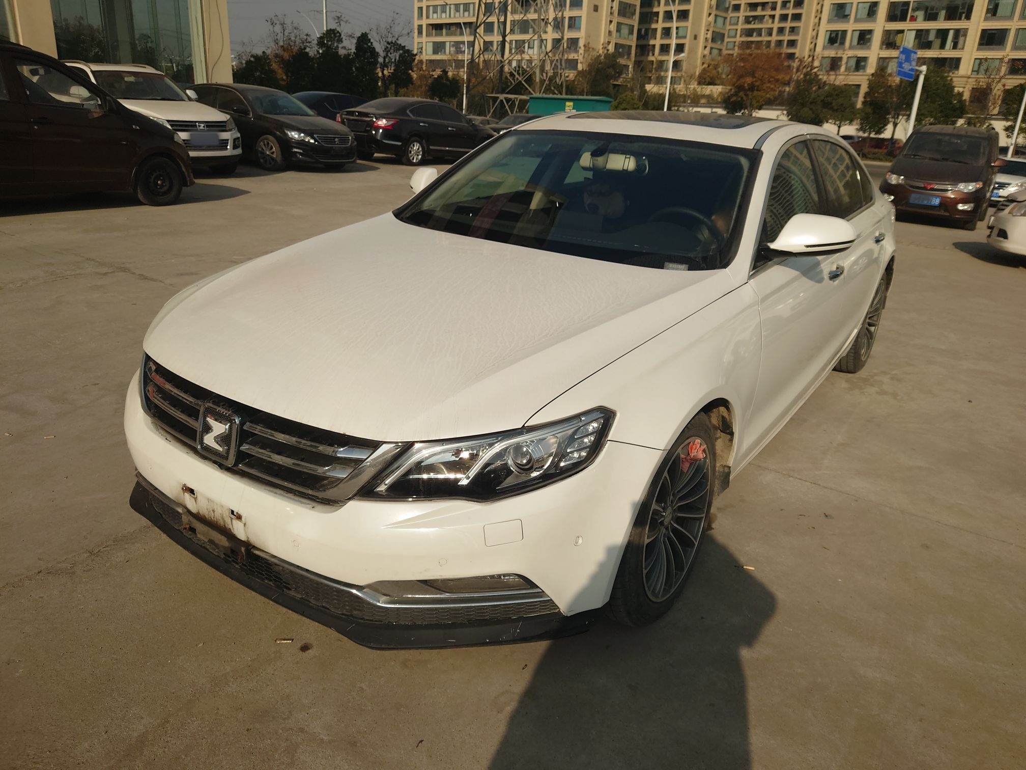 تحت مقدمة السيارة