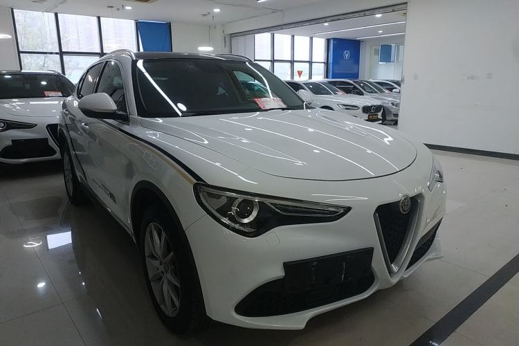 Used Alfa Romeo Stelvio 2017 2.0T 280HP Luxury Edition Front Right 45 Deg