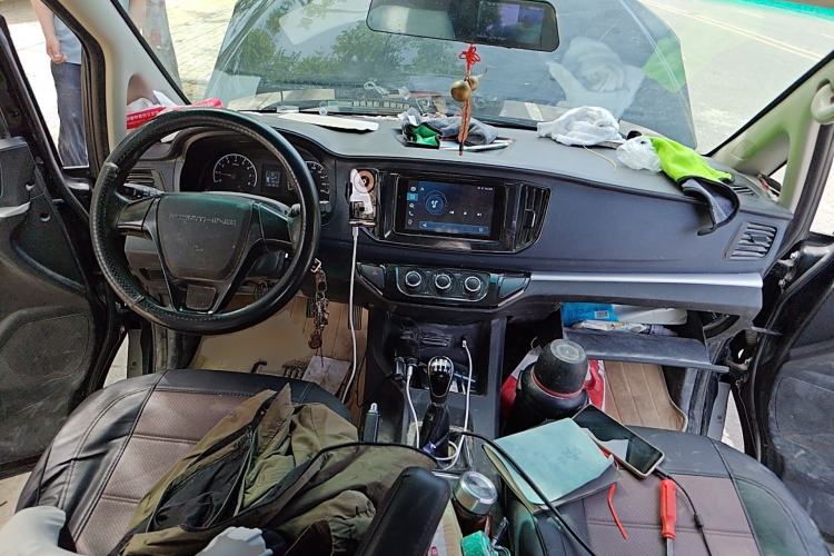 Used FORTHING Lingzhi 2022 Entry-Level M5L 1.6L Comfort Version 7 Seats Center Console