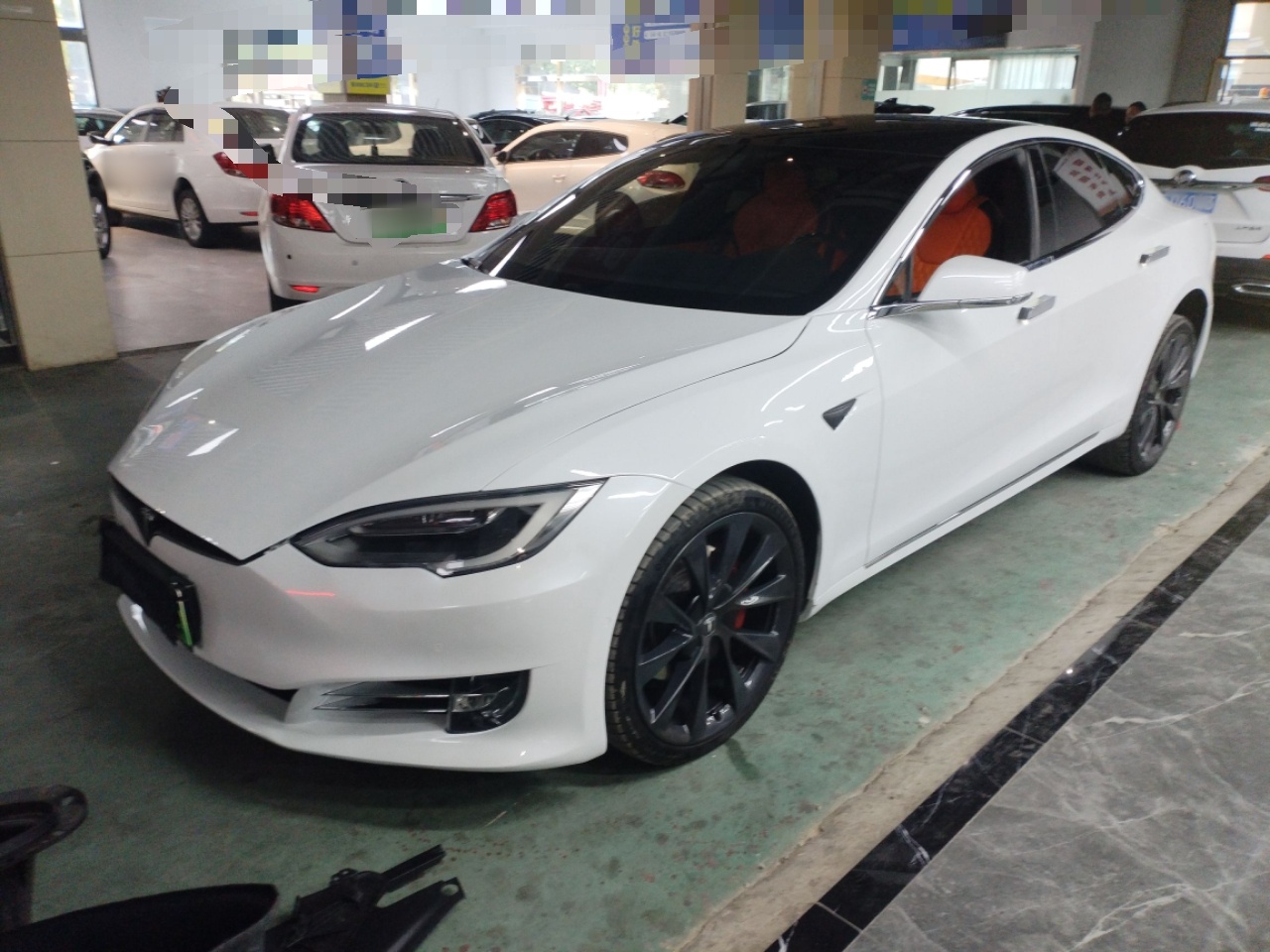 Под передней частью автомобиля